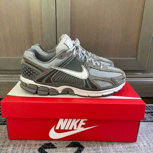 Nike Vomero 5 Gray/White